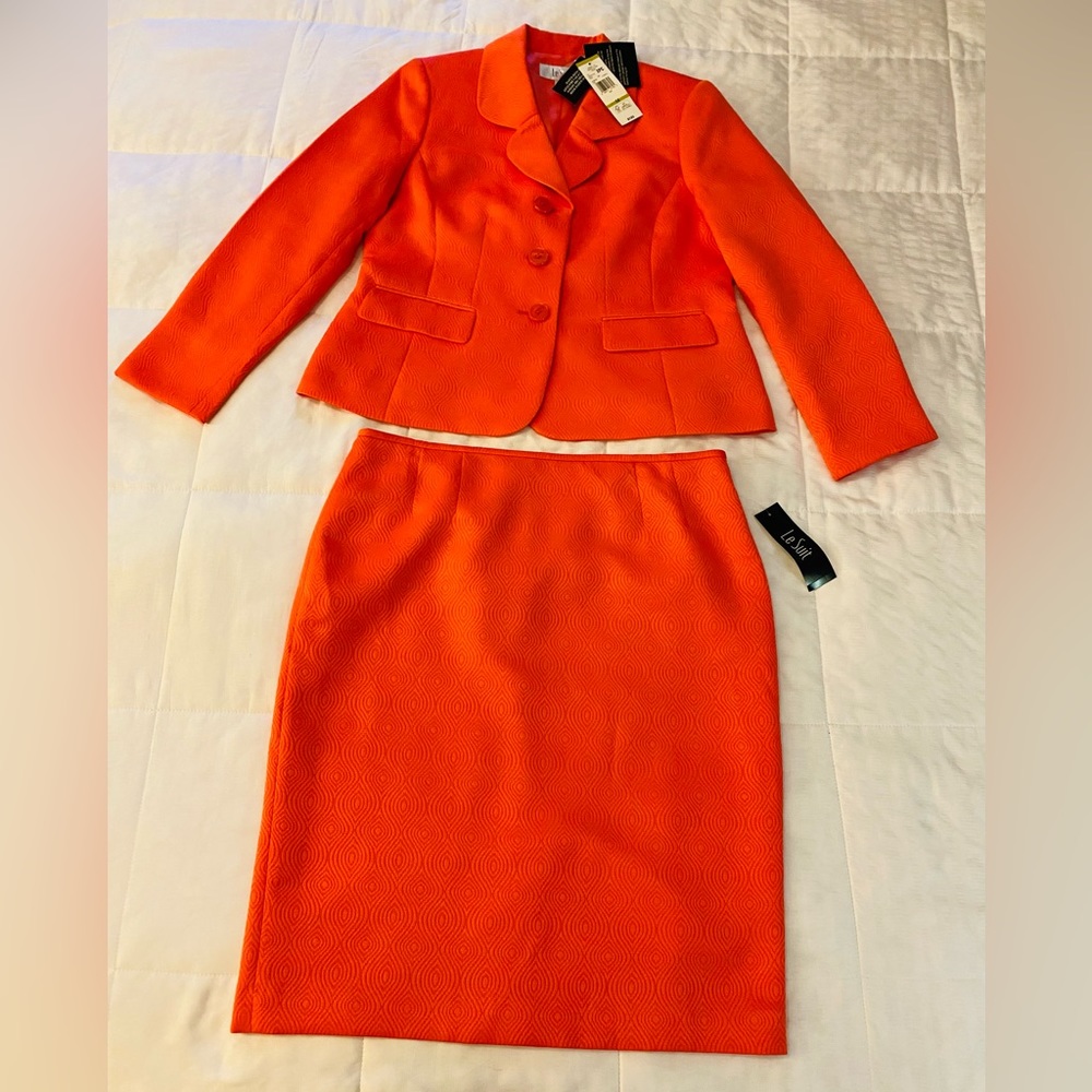 Le Suit 2 piece skirt Suit. Size 14. Brand new with labels ‼️